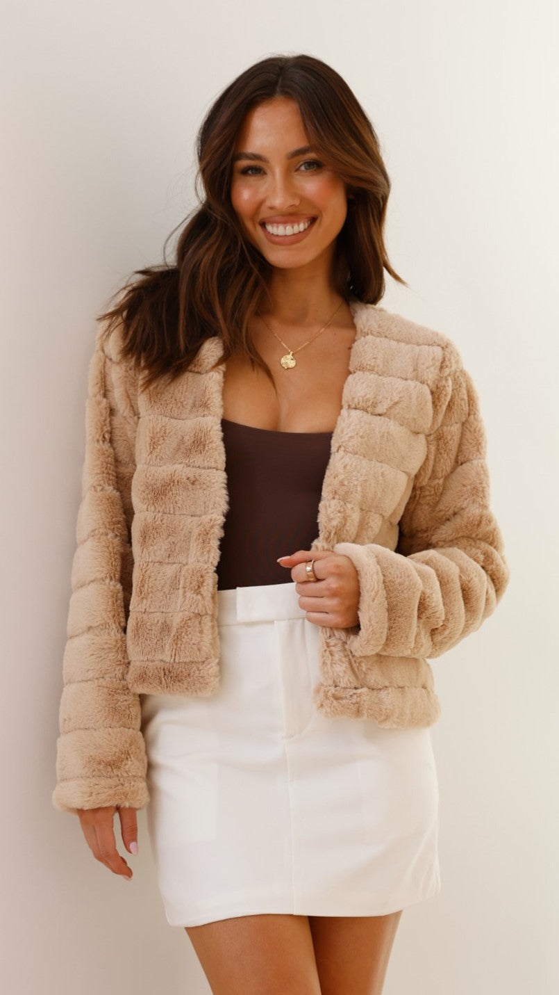 Veste courte mode féminine, pièce maîtresse pour un style élégant et contemporain cet automne et hiver.