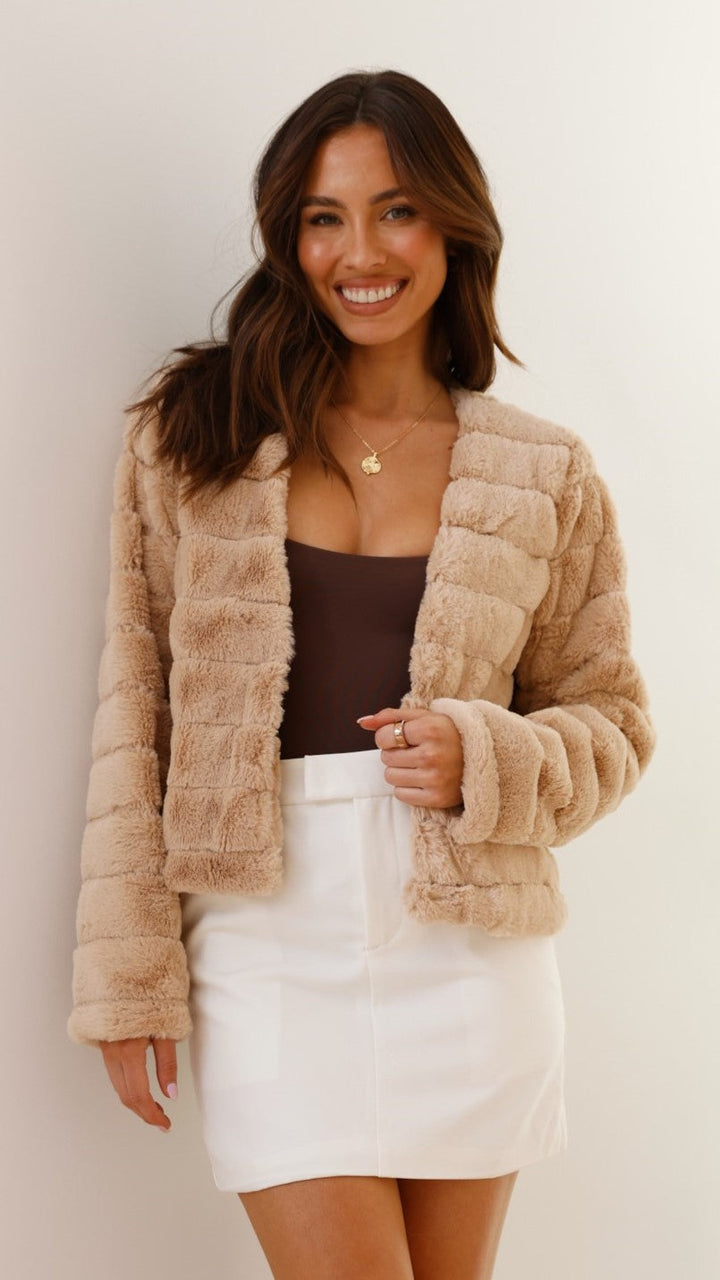 Veste courte mode féminine, pièce maîtresse pour un style élégant et contemporain cet automne et hiver.