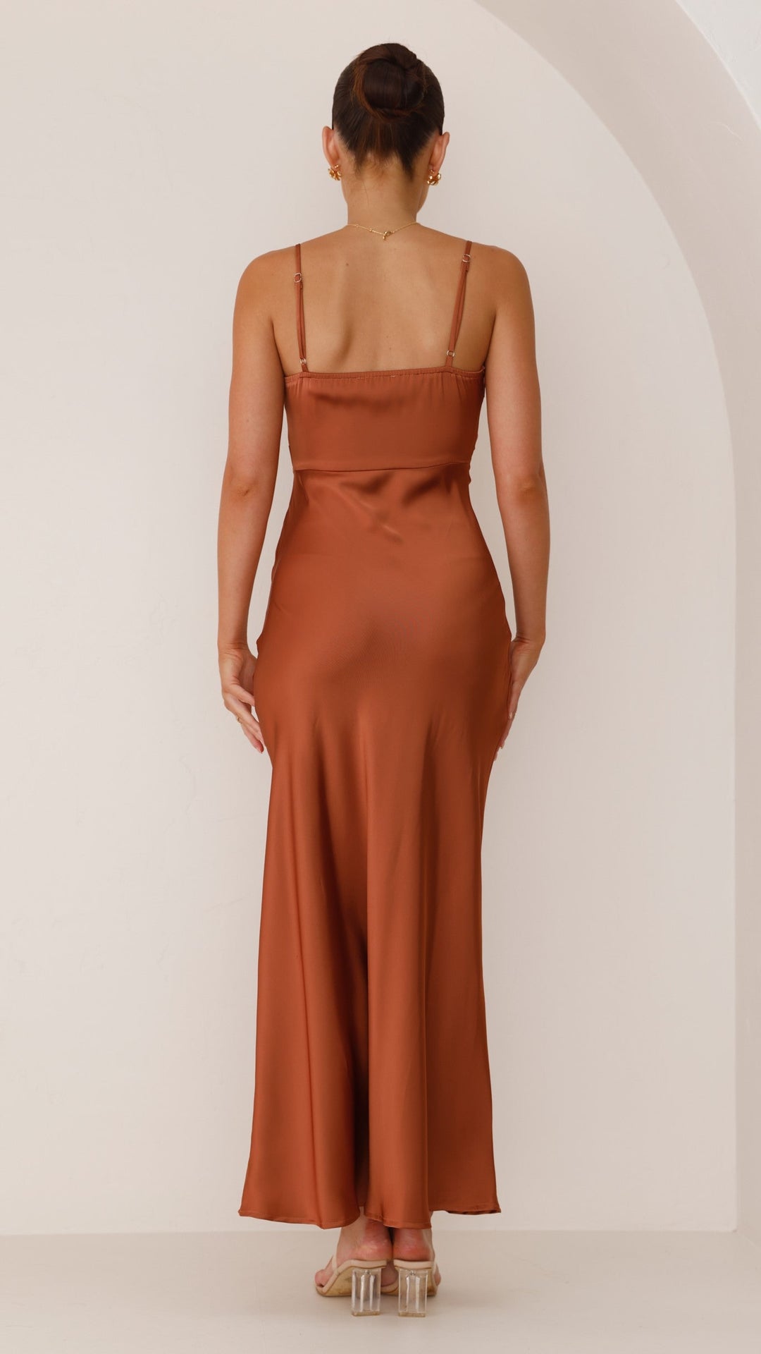 Robe femme estivale chic, coupe longue, bretelles fines et fente haute. Confortable et élégante pour vacances.