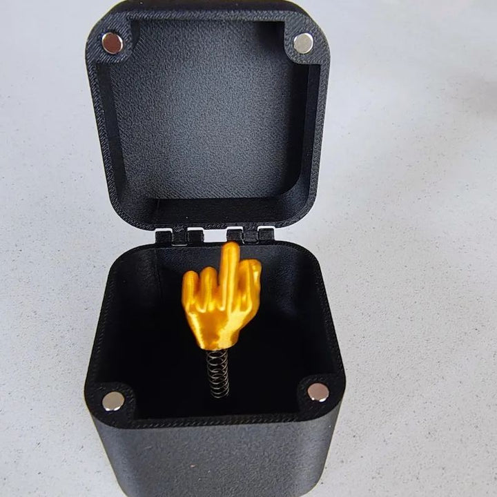 FlipBox, le gadget farce ultime. Cette boîte amusante déclenche rires et surprises à chaque ouverture.