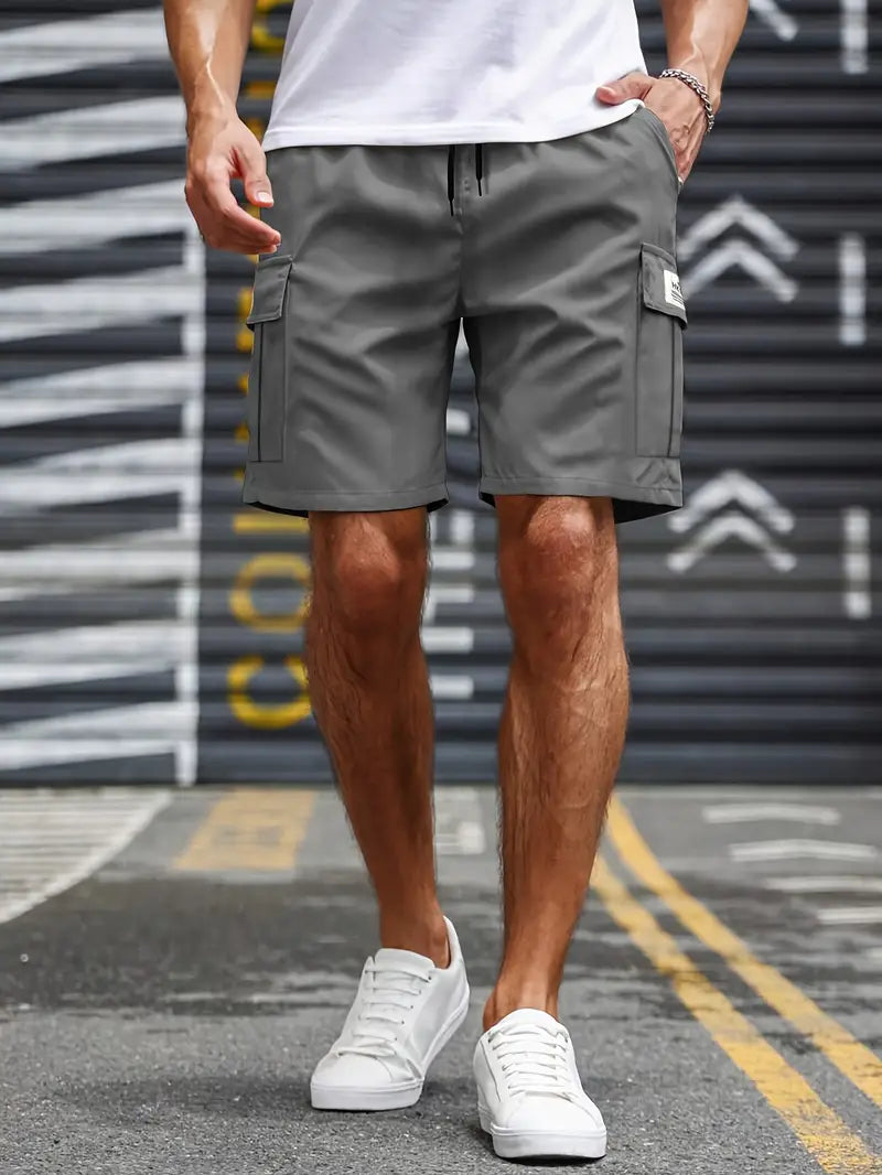 Short cargo homme polyvalent, idéal pour les loisirs, la détente ou la mode masculine d'été.