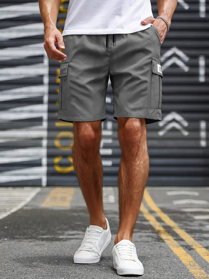 Short cargo homme polyvalent, idéal pour les loisirs, la détente ou la mode masculine d'été.