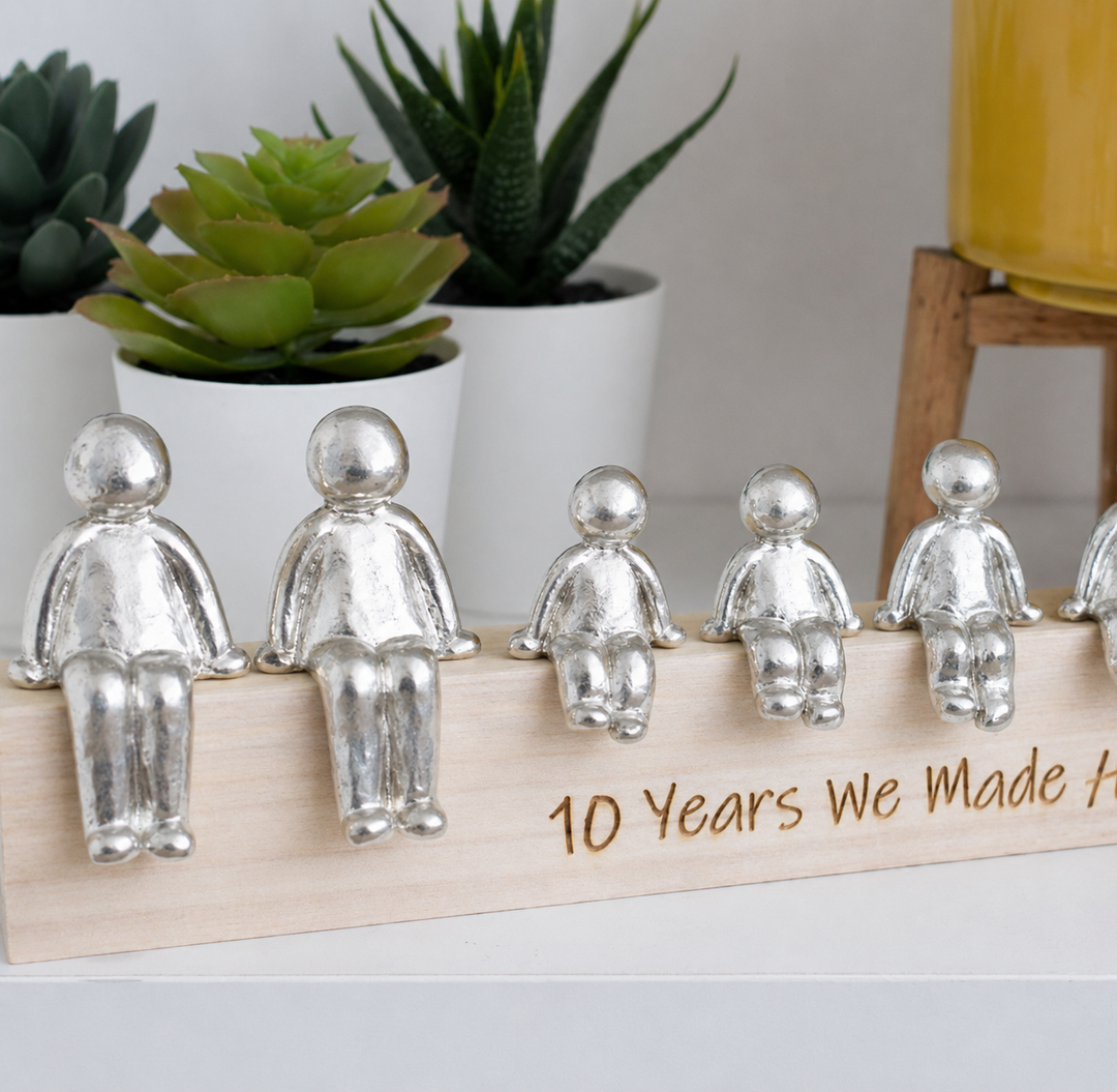 Figurine de famille personnalisable en résine. Décoration intérieure unique pour maison, symbolisant l'amour et le lien familial.