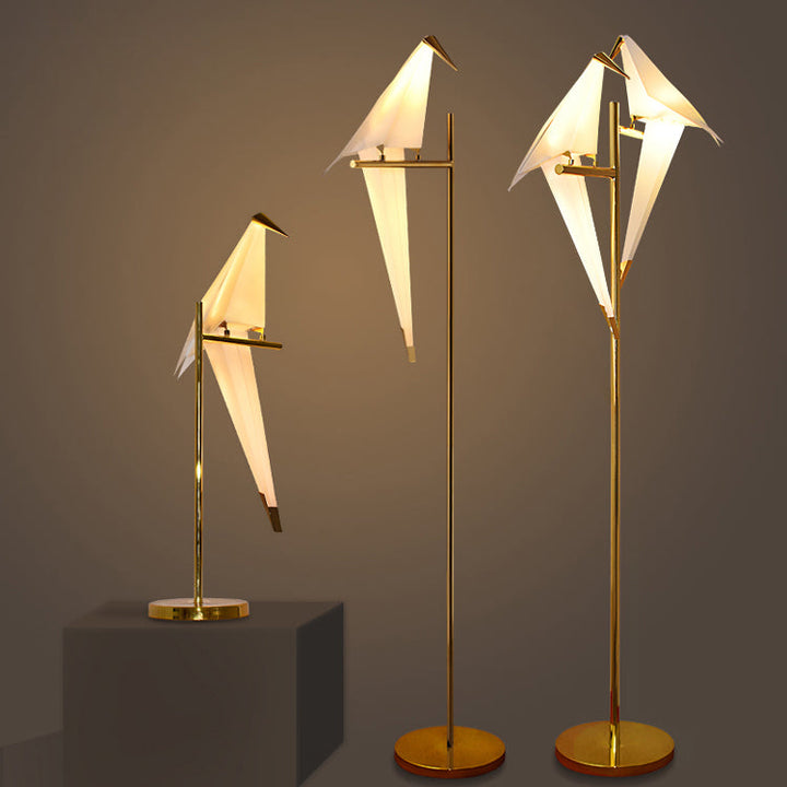 Élégante lampe LED origami oiseau. Crée une atmosphère chaleureuse avec son design moderne et sa lumière chaude.