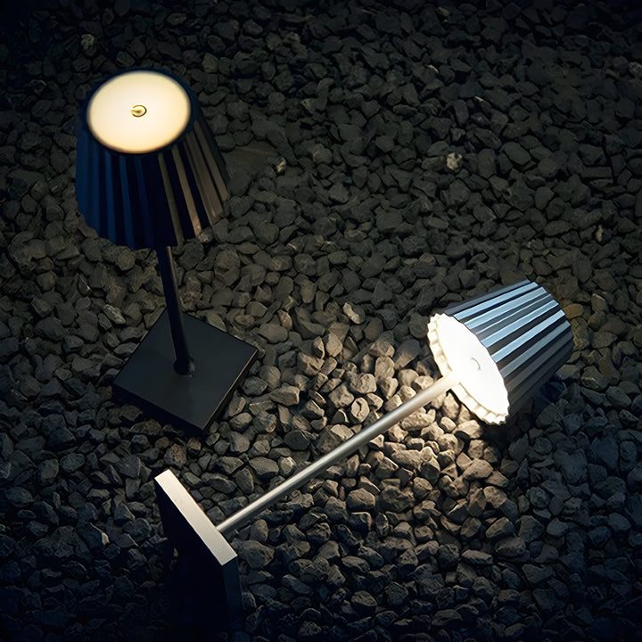 Lampe de table LED scandinave, tactile, dimmable. Sans fil, rechargeable, design pour intérieur et extérieur.