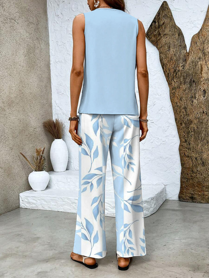 Modèle portant l'ensemble femme Ghislaine floral élégant, haut et pantalon confort. Tenue chic et décontractée.