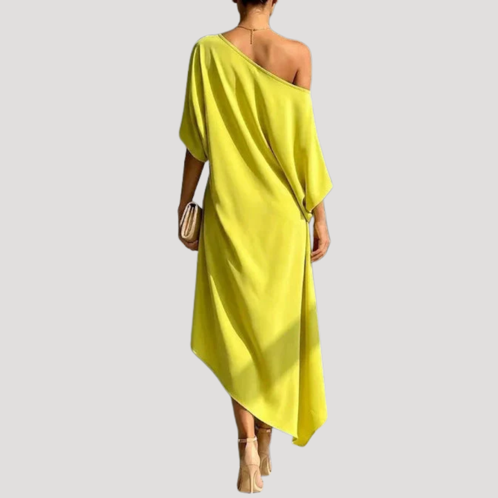 Robe asymétrique moderne une épaule pour femme. Idéale pour un style sophistiqué et mode féminine en soirée.