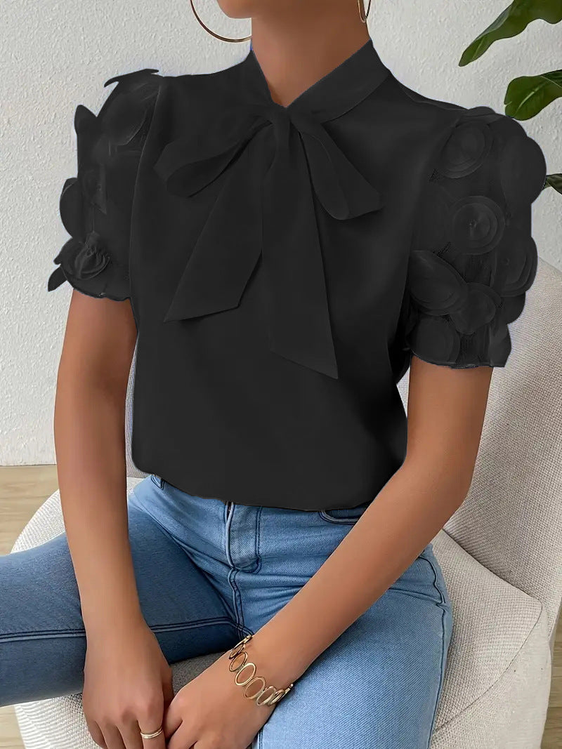 Détail de la blouse femme élégante: nœud frontal et manches voilées. Parfaite pour la mode printemps/été.