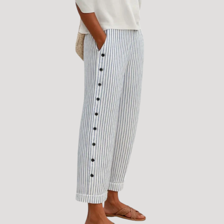 Pantalon femme chic rayé, style décontracté avec boutonnage apparent. Parfait pour une tenue moderne et confortable.