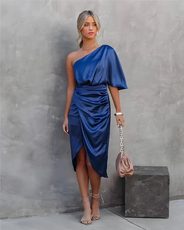 Robe de soirée femme en soie Celina, design élégant et coupe flatteuse, mettant en valeur la silhouette.