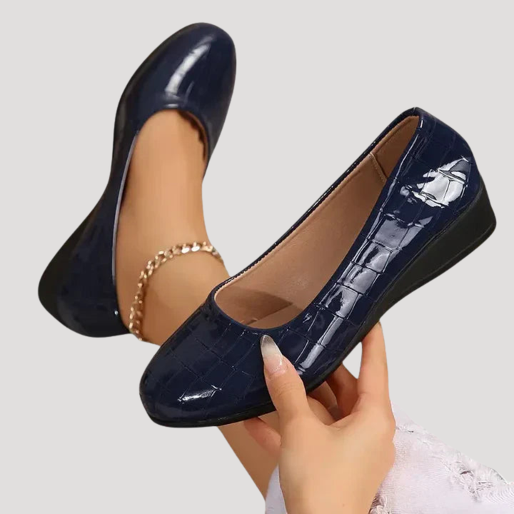Ballerines compensées argentées élégantes femme. Chaussures chic et confortables, parfaites pour le bureau et la mode.