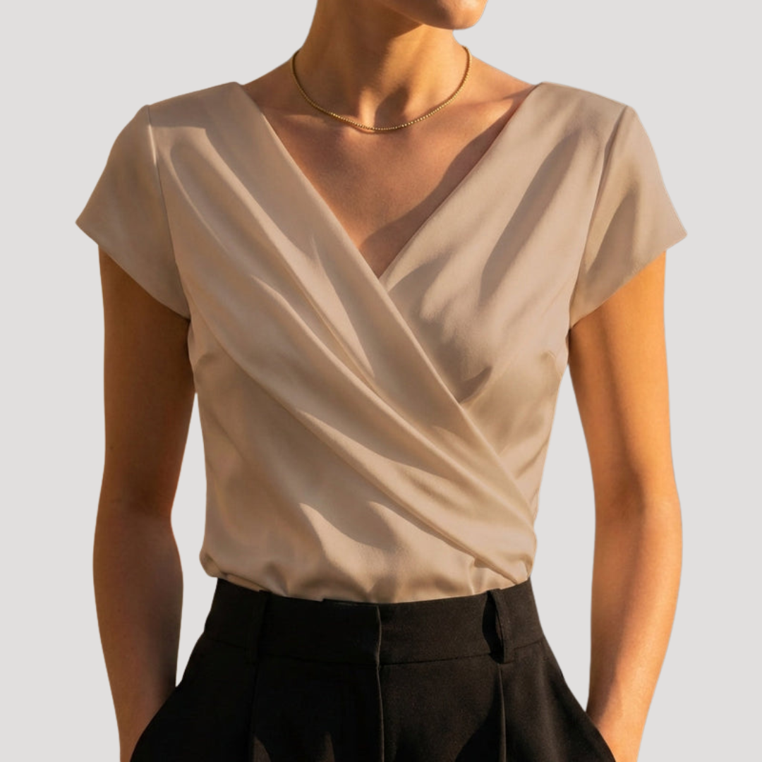 Blouse chic pour femme, coupe fluide, col V, drapé délicat. Idéale pour un look élégant et professionnel.