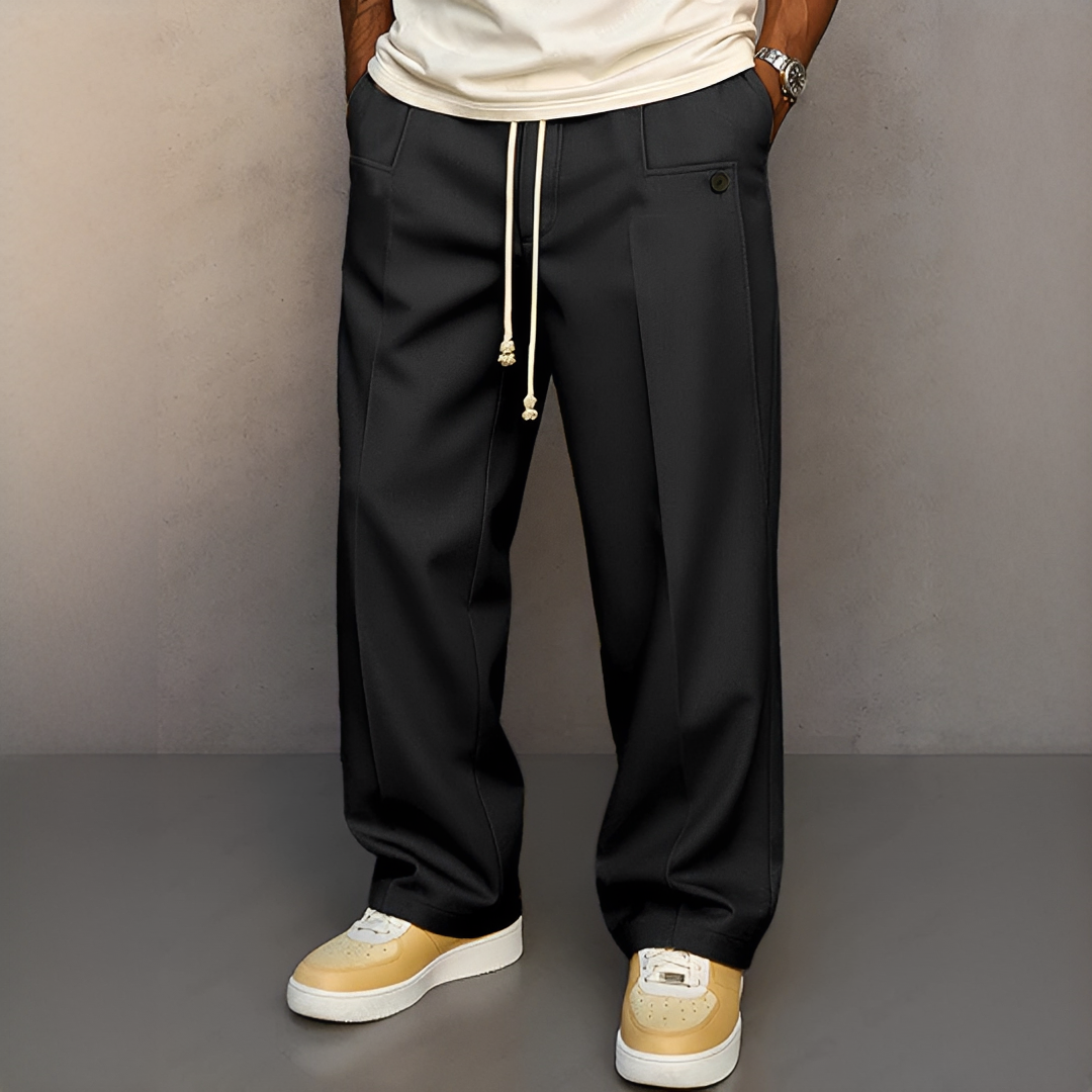 Mode homme : pantalon confortable à cordon, style décontracté chic, parfait pour une tenue quotidienne tendance.