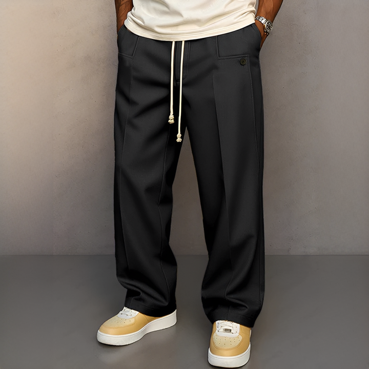 Mode homme : pantalon confortable à cordon, style décontracté chic, parfait pour une tenue quotidienne tendance.
