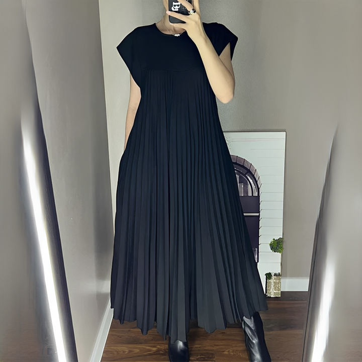 Belle robe d'été fluide pour femme, un essentiel élégant et confortable pour la mode estivale et les vacances.