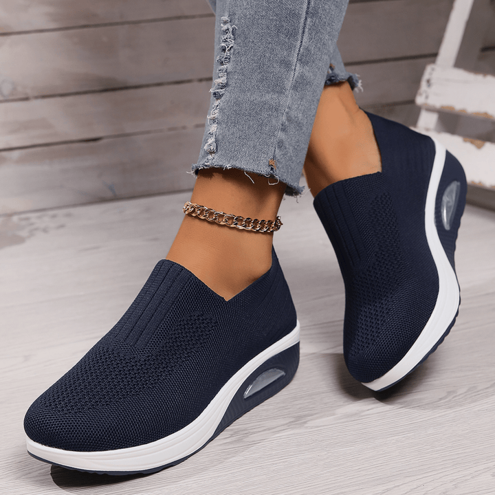 Baskets femmes avec semelle amortie, confort suprême et soutien plantaire efficace.