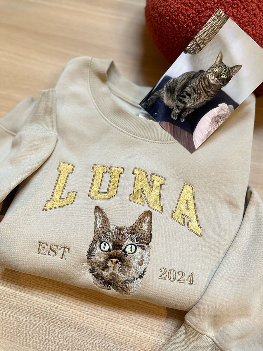 Hoodie personnalisé avec une broderie d'animal au choix. Créez votre souvenir unique ou offrez un cadeau spécial.