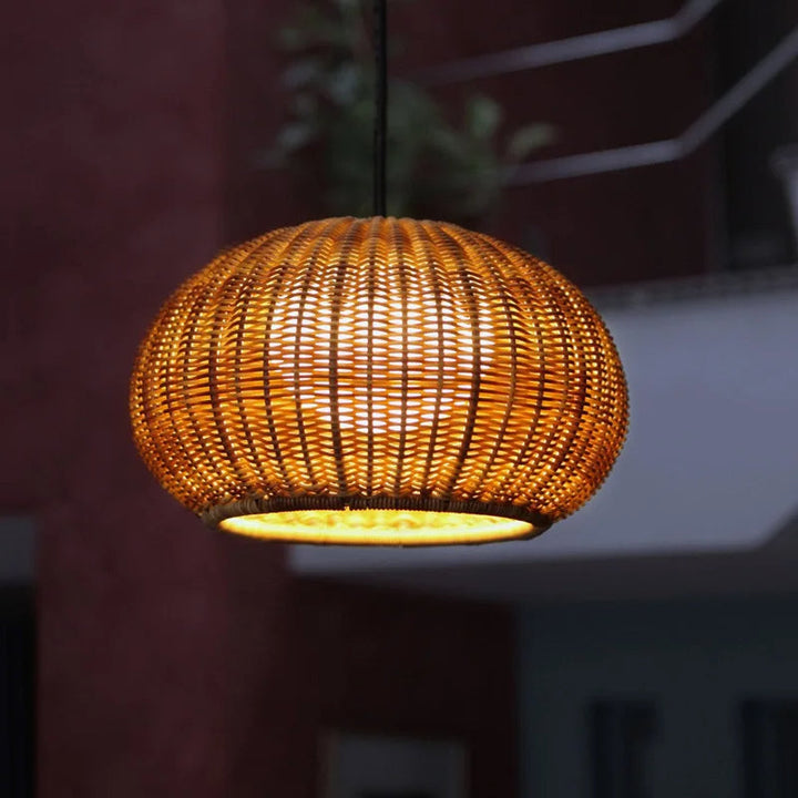 Lampe de plafond artisanale en bambou tressé, design organique. Suspension naturelle pour un intérieur scandinave.