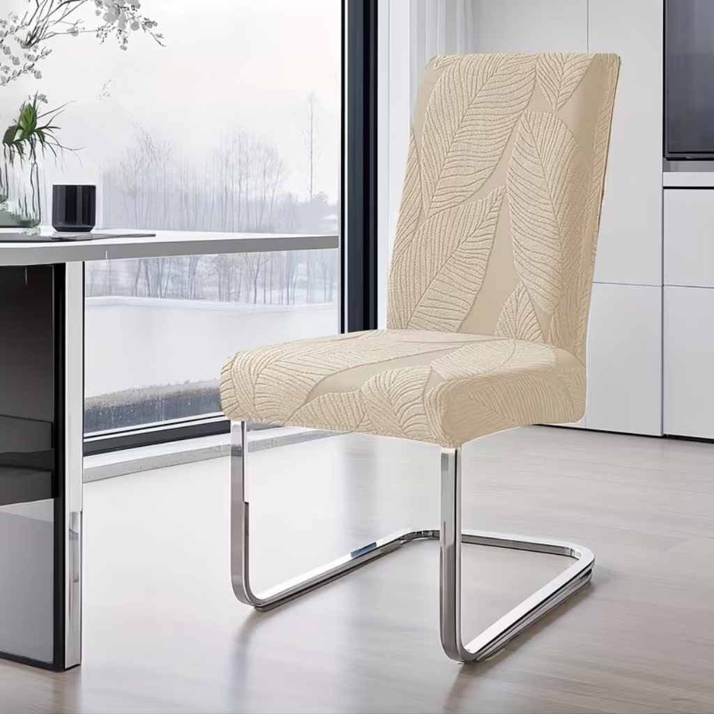 Rénovez vos chaises avec cette housse extensible motif feuille, design frais.