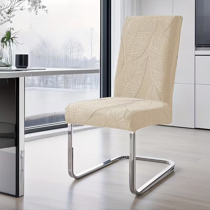 Rénovez vos chaises avec cette housse extensible motif feuille, design frais.