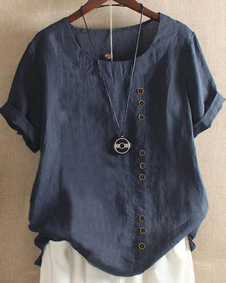 Détail boutonnage élégant sur blouse femme fluide. Chemisier léger décontracté, mode féminine printemps-été.
