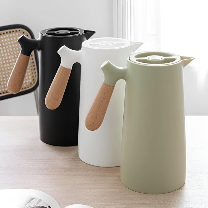 Carafe isotherme double paroi 1L. Maintient la température de vos boissons longtemps. Poignée en bois ergonomique.