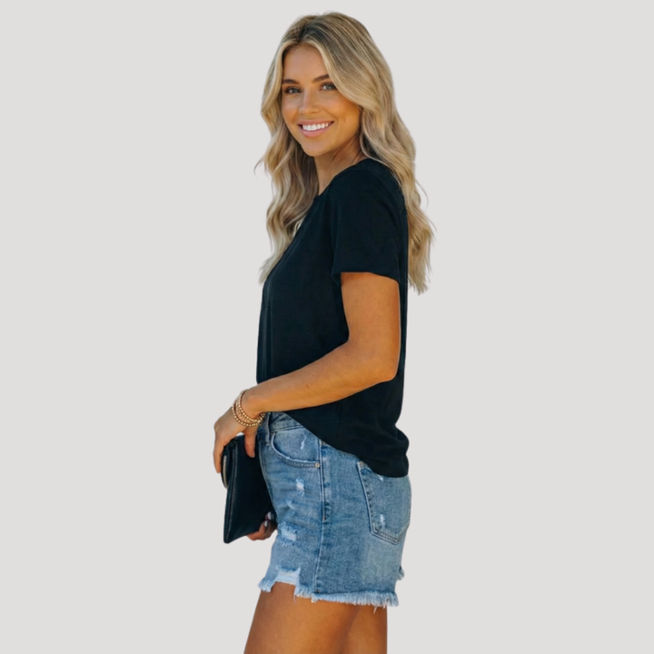 Short jean femme taille haute déchiré bleu foncé. Vêtement mode estivale tendance, look décontracté chic.