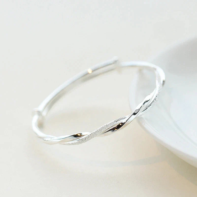 Bracelet femme manchette en argent, bijou élégant au design unique et raffiné.