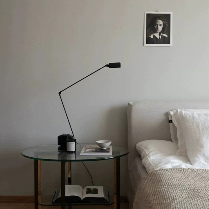 Lampe à bras LED moderne, PivotLamp, pour bureau, ajustable et fonctionnelle.