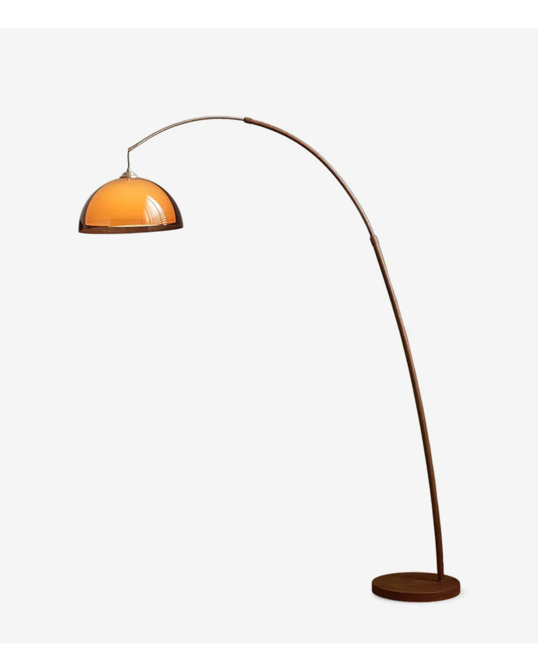 Lampadaire arc Ventoro : finition noyer et design contemporain, lumière douce et éclairage ambiant salon.