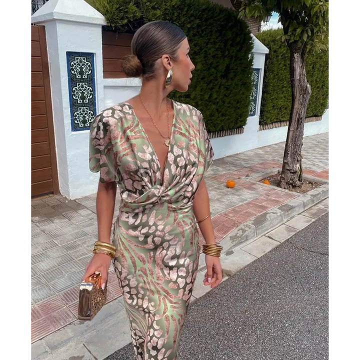 Robe femme chic en vert automnal avec décolleté en V flatteur. Idéale pour la mode féminine élégante et polyvalente.