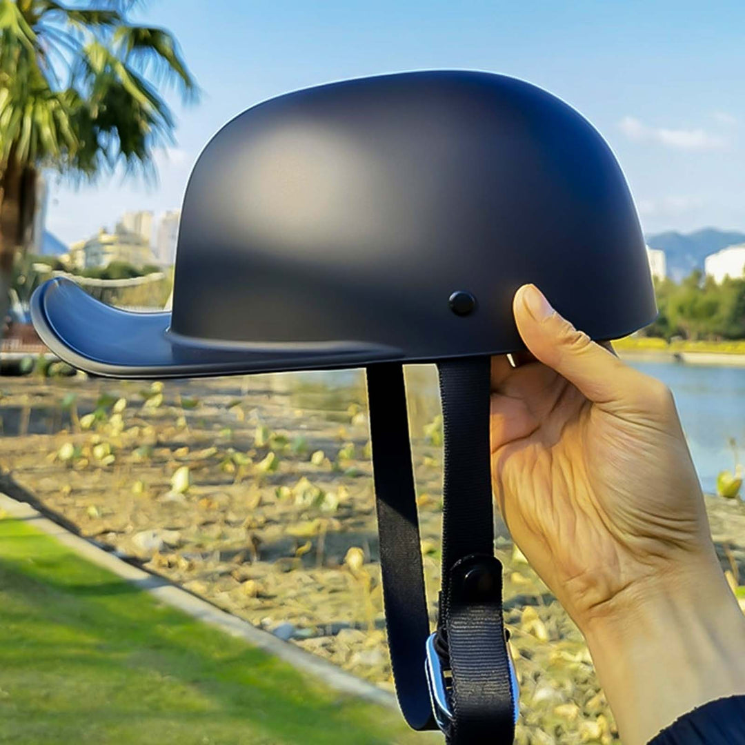 Casque moto ABS style casquette, homologué DOT, offrant protection et look unique pour motards.
