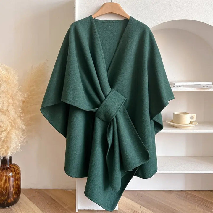 Manteau cape femme oversize confortable. Poncho hiver chaud coupe-vent, élégant et chic, vêtement extérieur tendance.
