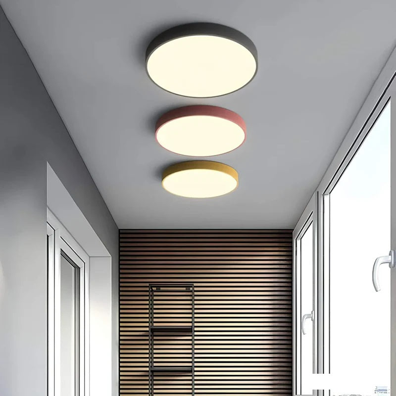 Lustre LED efficace énergétiquement, design contemporain, illumine votre salon avec style.