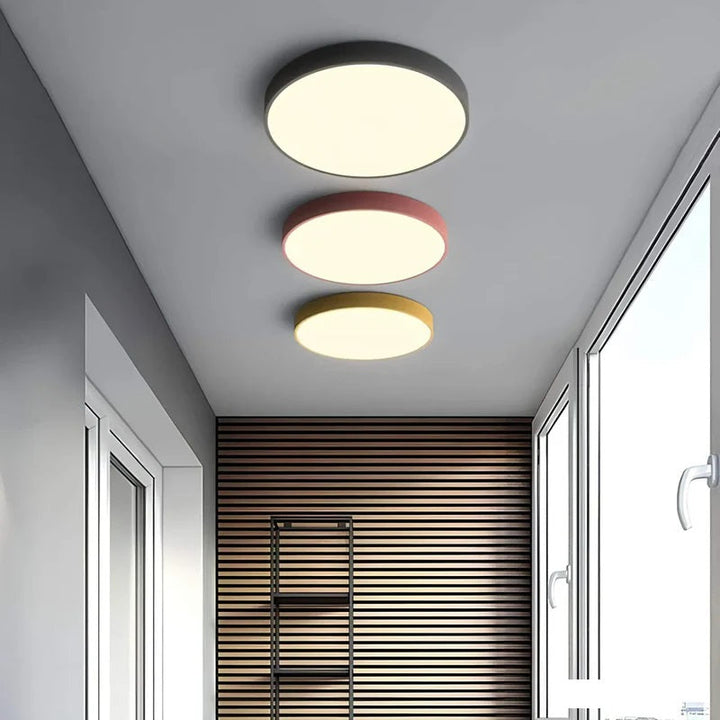 Lustre LED efficace énergétiquement, design contemporain, illumine votre salon avec style.