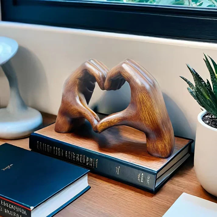Symbole d'amour en bois, cœur fait main. Décoration chaleureuse pour la maison. Cadeau parfait.