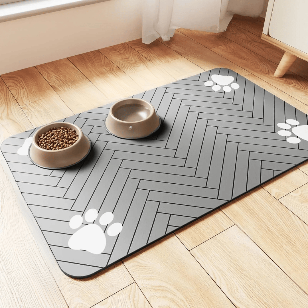 Tapis antidérapant et absorbant pour gamelles de chiens et chats. Sécurise les repas, prévient salissures et glissades.
