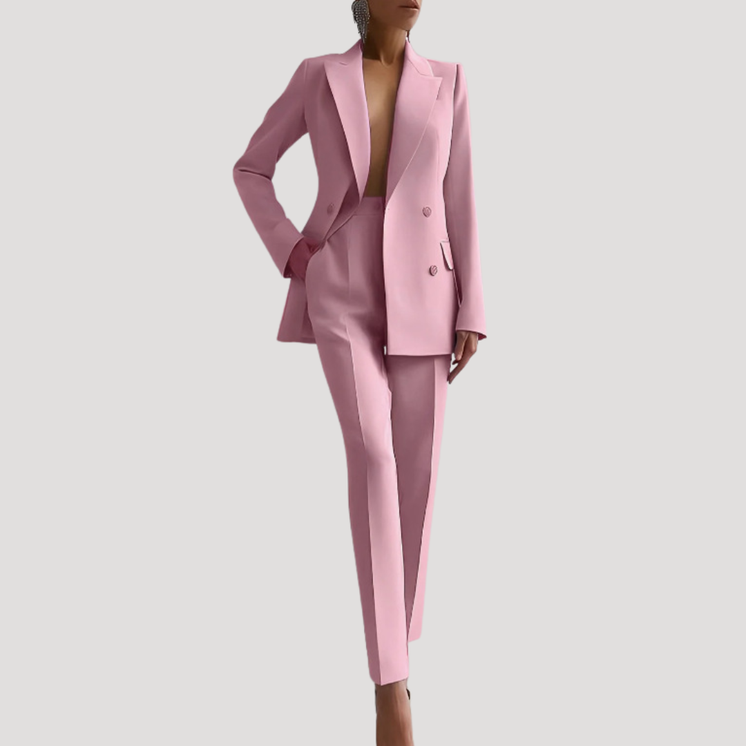 Détail de l'ensemble tailleur femme chic. Veste et pantalon pour une tenue professionnelle mode et distinguée.