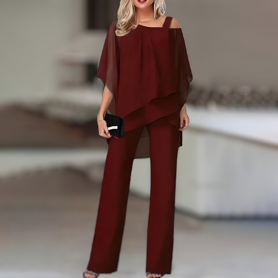 Ensemble décontracté chic femme. Haut élégant épaules dénudées et pantalon femme pour un look moderne printemps/été.