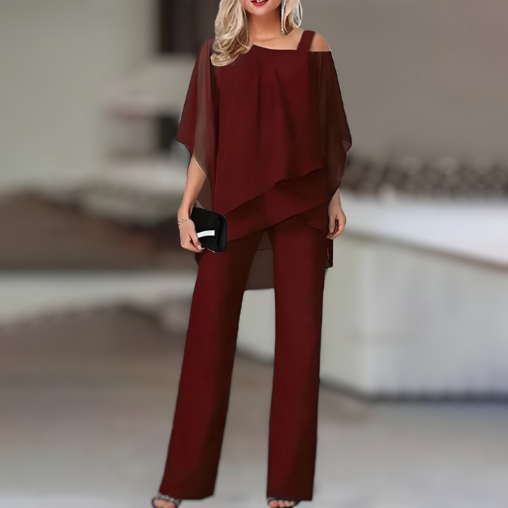 Ensemble décontracté chic femme. Haut élégant épaules dénudées et pantalon femme pour un look moderne printemps/été.