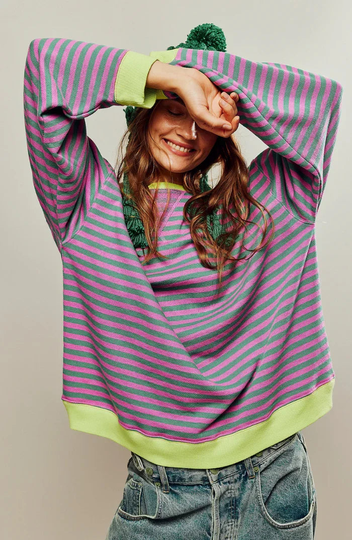 Sweat élégant femme oversize rayé, idéal pour un confort chic en toute saison.