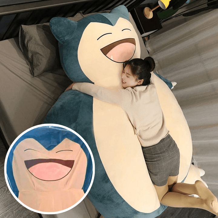 Doudou géant Ronflex Pokémon ultra-doux, parfait pour des moments de câlins et comme jouet réconfortant.