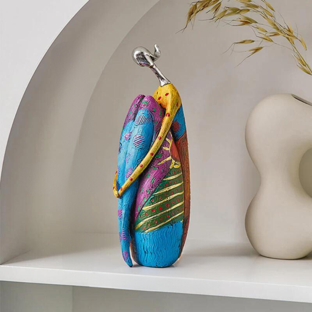 Cadeau artistique: sculpture abstraite féminine, style postmoderne. Décoration élégante pour intérieur.
