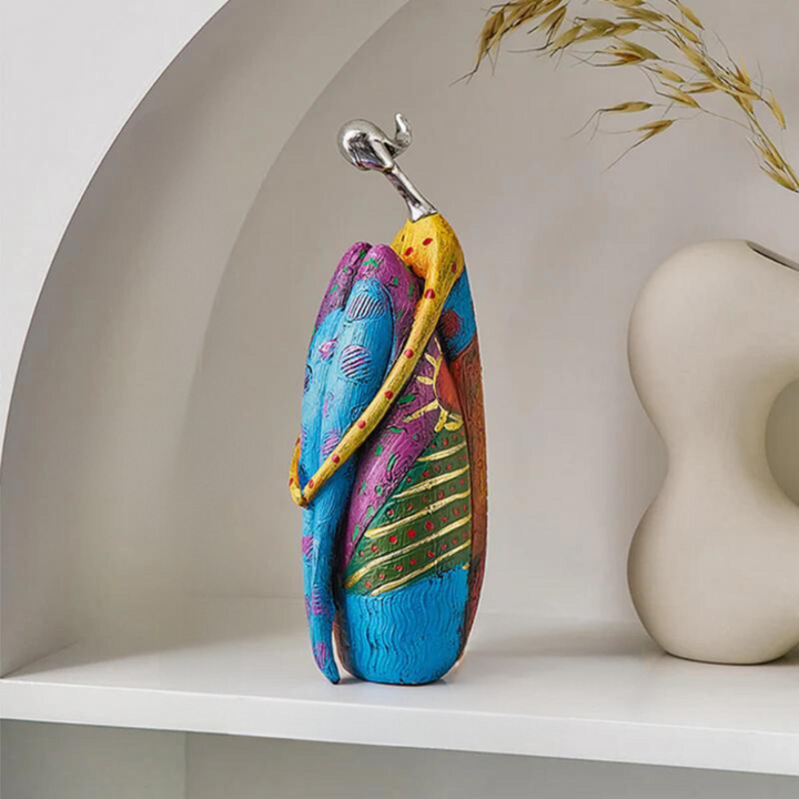 Cadeau artistique: sculpture abstraite féminine, style postmoderne. Décoration élégante pour intérieur.