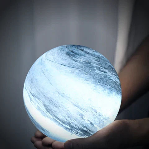Lampe décorative LED en verre design lune. Apporte une touche cosmique et moderne à votre table de chevet ou bureau.