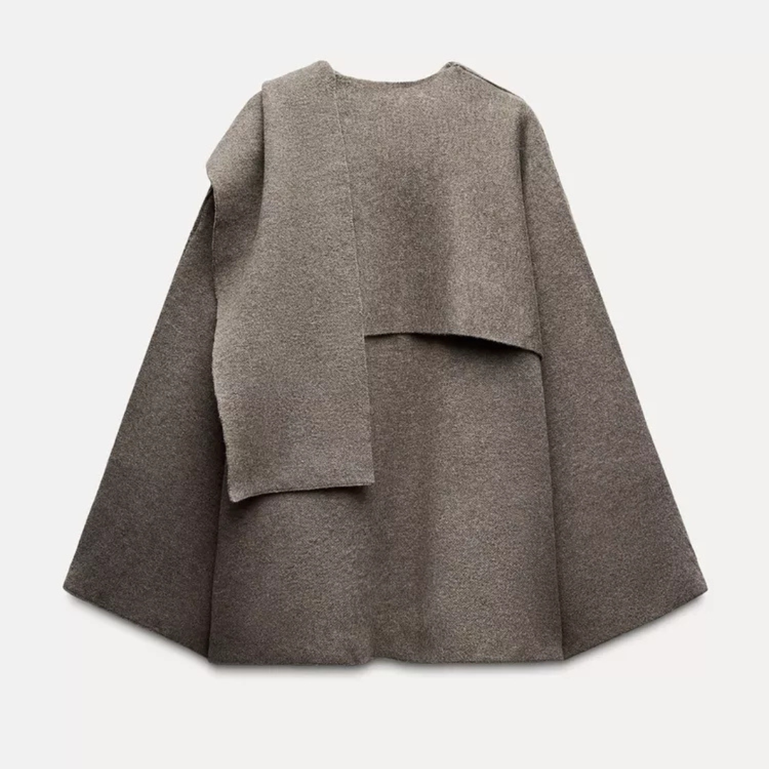 Poncho élégant et asymétrique pour femme, un haut chaud et chic idéal pour un look sophistiqué en hiver.