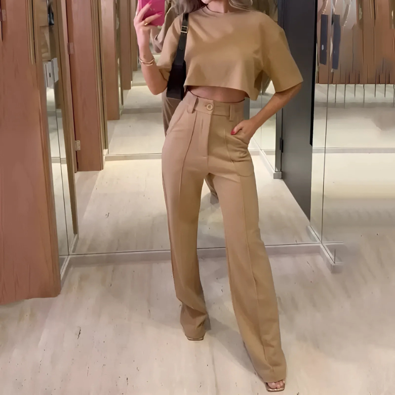 Mode femme décontractée : ensemble deux pièces comprenant un top col rond 3/4 et un pantalon large.