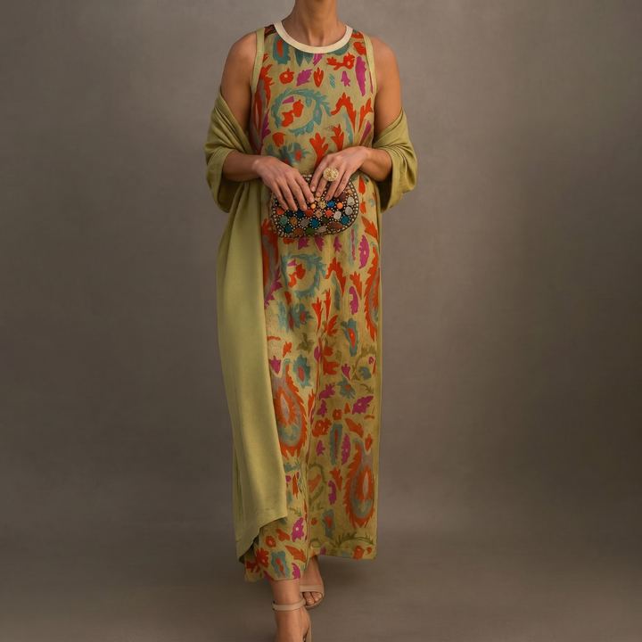 Ensemble robe longue et veste femme pour occasion spéciale, tenue de soirée élégante et distinguée.