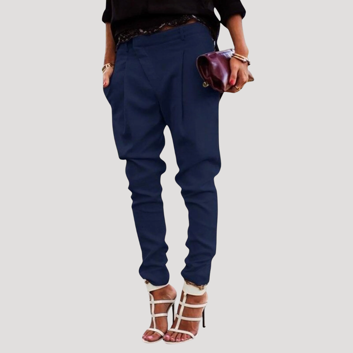 Pantalon carotte femme taille haute moderne, coupe élégante. Chic et confortable, parfait pour la mode féminine actuelle.