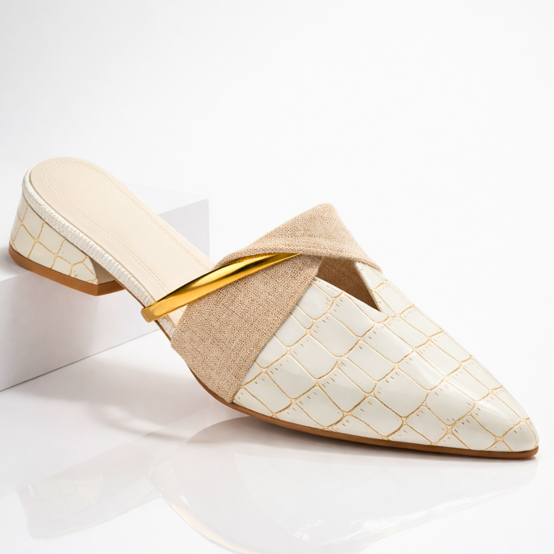 Paire de sabots femme à bout pointu, confortables et polyvalents, avec accents métalliques discrets.
